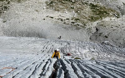 Supervivencia en las Canaletas centrales al Pico Fenez (V+)